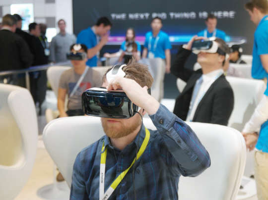 6일(현지시간) 개막한 'CES 2015'에서 삼성전자 전시관을 찾은 관람객이 가상현실(VR) 헤드셋 '기어VR'을 착용해 보고 있다.<삼성전자 제공>